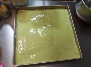 将面糊倒入烤盘里，用刮刀抹平。