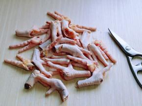 再把鸡爪剪小块。(也可以根据个人喜好)