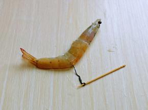 处理白虾，背部剪开一点，拉出虾线，再剪掉爪子和头上比较硬的那一块，依次做完。