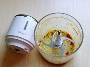 启动绞肉机将其绞碎。