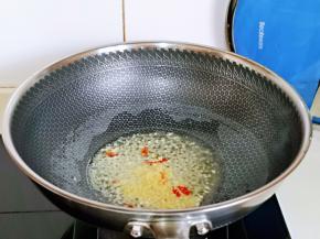 起油锅，加入姜蒜辣椒末炒出香味。