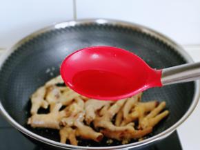 加入料酒去腥。