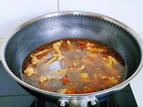 加入纯净水，没过鸡爪为佳。