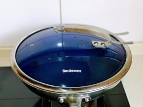 盖上锅盖，烧开，转小火约20分钟样子，时间可以自己掌握，按自己的口感决定。