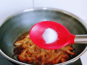 鸡爪熟了，按个人口味加入盐。