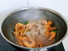 撒上熟白芝麻，关火。