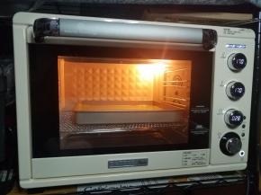 放入预热好上下火170℃的烤箱，烤18分钟左右，直到蛋糕完全蓬发，用牙签扎入蛋糕，取出的牙签上没有残留物，就表示烤好了。