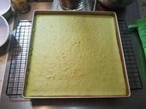 烤好的蛋糕，立刻从烤箱取出来。