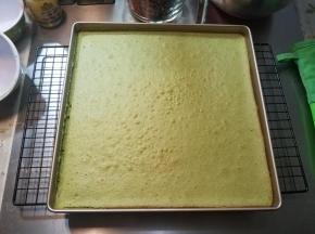 烤好的蛋糕，立刻从烤箱取出来。