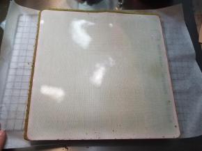 倒扣取走烤盘，撕掉硅胶垫。让热气释放。