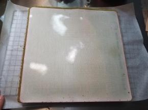 倒扣取走烤盘，撕掉硅胶垫。让热气释放。