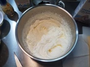 将淡奶油倒入大碗里，倒入糖粉，打发淡奶油。