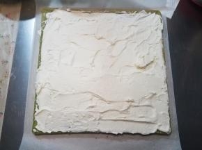 在蛋糕片上均匀涂抹打发好的淡奶油。