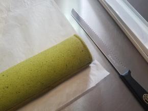 定型以后的蛋糕卷，就可以切了。