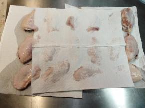 鸡翅洗净沥水，用厨房纸搽干。