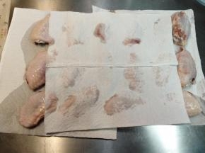 鸡翅洗净沥水，用厨房纸搽干。