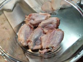 然后把鸡翅一层层摆放到大碗内。