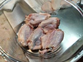 然后把鸡翅一层层摆放到大碗内。