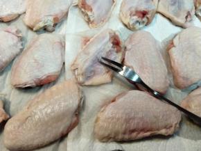 用小叉子或者牙签把鸡翅全身扎满小孔。