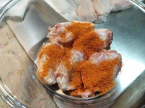 每一层撒上奥尔良调料粉。