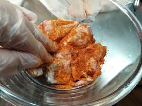 并且揉捏鸡翅全身，让调味粉更好的融合腌渍。