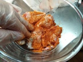 并且揉捏鸡翅全身，让调味粉更好的融合腌渍。