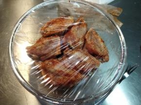 保鲜膜密封，冷藏腌渍隔夜。