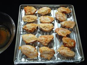 在烤网上码放整齐。