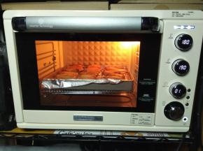 把烤盘放入预热好的烤箱，190度烘烤30分钟。