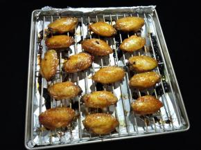 准备个小碗，把蜂蜜跟醋倒进去，搅拌均匀，然后到时间后取出烤盘。