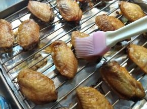 鸡翅两面涂抹上搅拌好的液体。