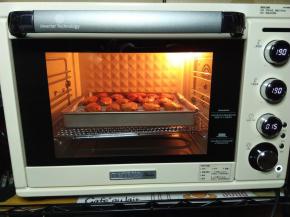 最后再次把烤盘放入烤箱内，继续烤制15分钟即可。