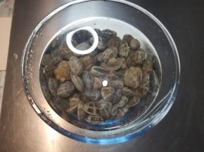 蛤蜊冲洗一下，放到一个大碗内，倒入能淹没蛤蜊的清水。