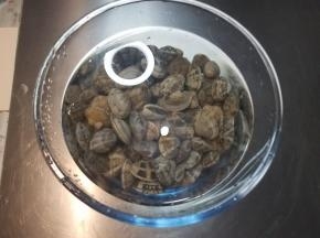 蛤蜊冲洗一下，放到一个大碗内，倒入能淹没蛤蜊的清水。