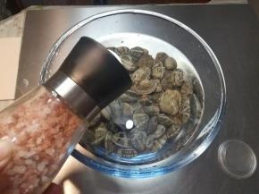 加盐，静置2小时，吐沙。