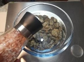 加盐，静置2小时，吐沙。