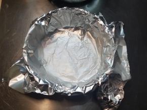 将锡纸放入模具中凹出形状。