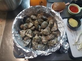 捞出蛤蜊放入锡纸内。