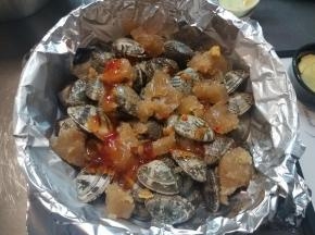 均匀的撒上高汤跟甜辣酱。