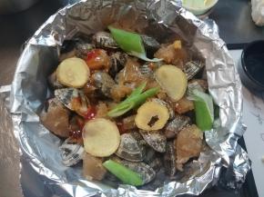 再把姜片、葱段分散的铺在蛤蜊上。