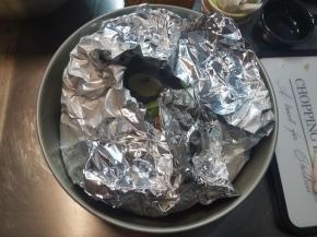 将锡纸简单的收拢。