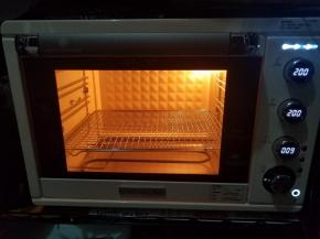 烤箱提前200度预热。