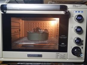 把蛤蜊放入烤箱，200度烤制20分钟。