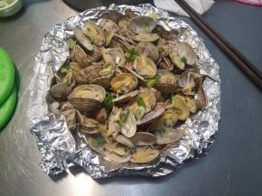 烤制完成后取出，转移到盘子内，撒上少许葱花就完成了。