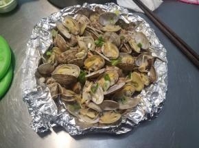 烤制完成后取出，转移到盘子内，撒上少许葱花就完成了。