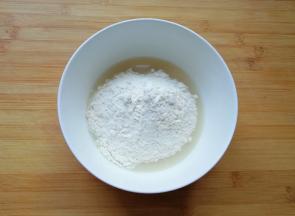 温水里面加入发酵粉、盐和糖混合均匀，加入中筋面粉。