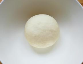 揉成光滑的面团，盖上保鲜膜发酵至两倍大。