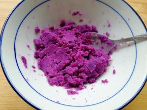 紫薯上锅蒸熟，用勺子压成紫薯泥。