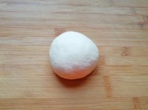 发酵好的面团揉光排气。