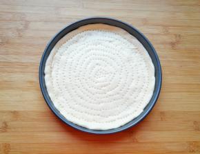 用叉子扎上小孔，防止饼皮在烤制的过程中凸起，做好的饼底静置15分钟左右进行二次发酵。 